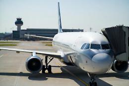 Aerei a corto di carburante, le Compagnie costretta a tagliare i voli per l'estate se l'emergenza non rientra 