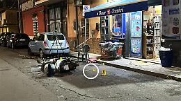 Lo scooter, le coltellate all'ex moglie, l'arma, la fuga e la caccia all'uomo: cosa sappiamo del tentato femminicidio di Catania