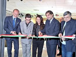 Giornata Mondiale sull'Autismo: la senatrice Giusy Versace ha inaugurato a Roma la mostra di un giovane artista autistico 