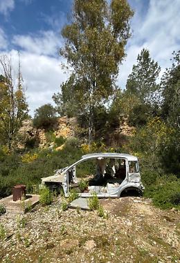 Vittoria, nel cuore del boschetto anche un'auto completamente smantellata