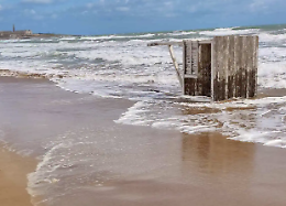 Sampieri, neanche con il ciclone Harry: il moto ondoso distrugge una garitta