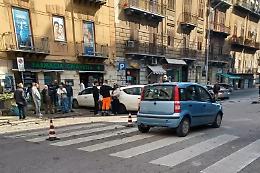 Finisce con l'auto su tre veicoli parcheggiati: tre feriti