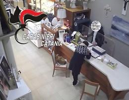 Ladra seriale di gioielli segna l'ennesimo colpo in un negozio ma questa volta i carabinieri la beccano