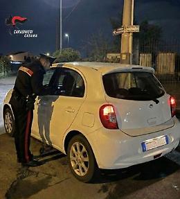In auto con grimaldelli e attrezzi da scasso: la notte brava di due persone finisce in una caserma