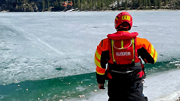 Cento persone sul ghiaccio che stava gi&agrave; cedendo, 5 finiscono  in acqua, salvate dai passanti. &laquo;Una follia&raquo;

