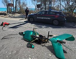 Atterraggio d'emergenza a Marina di Cottone: carabinieri mettono in sicurezza la spiaggia e salvano il pilota