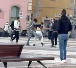 Rissa nel pomeriggio di Pasquetta: tensione in piazza del Popolo a Vittoria