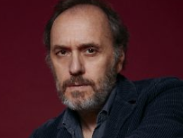 Willy Loman oggi: il volto oscuro del mito e la voce che resiste