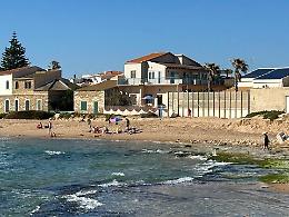 Primi bagni della stagione a Punta Secca, la Marinella di Montalbano