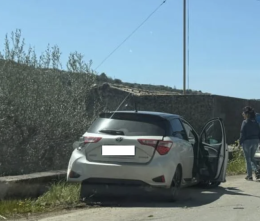 Modica, perde il controllo dell'auto e sbatte contro un muro