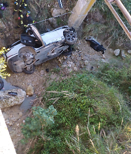 Range Rover precipita per 8-10 metri in scarpata sulla Sp 196: 47enne estratto e portato in eliambulanza