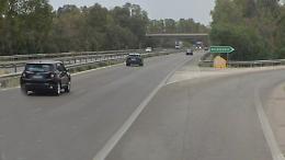 Esce dall'auto dopo il cappottamento ma viene travolto da un mezzo: muore sulla A29