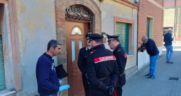 Accoltella i genitori e il fratello a Fano, fermato un ragazzo