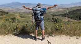 Si licenzia, prende uno zaino e comincia a camminare: il viaggio di Antonio da Scicli fino a Santiago