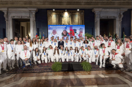 Milano‑Cortina, Mattarella apre il Quirinale agli azzurri: medaglie, orgoglio e la riconsegna della bandiera