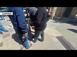 Cimitero di Sant'Orsola vietato alla cagnetta, ci riprova con un coniglio ma porte ancora chiuse VIDEO