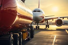 L&rsquo;Europa vola sul filo del carburante: il cherosene il punto debole dei cieli e il ruolo internazionale della Bioraffineria di Gela