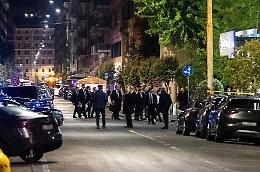 Il fuoriprogramma in via del Corso a Roma per il presidente della Francia Macron