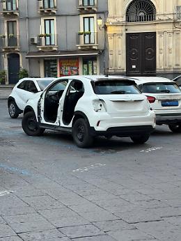 Il fenomeno delle auto cannibalizzate in strada a Catania: smontate in pochi minuti, un incubo per i proprietari
