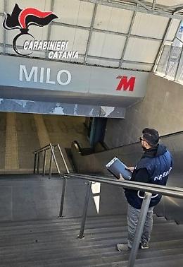 Spacciatore arrestato alla fermata Milo della Metro: 55enne trovato con cocaina, marijuana e 220 euro