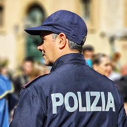 Ruba per disperazione, i poliziotti le pagano la spesa: "Sotto la divisa un cuore grande"