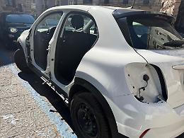 Catania, un'altra 500XL lasciata senza sportelli e fari: l'amaro risveglio di un gruppo di turisti