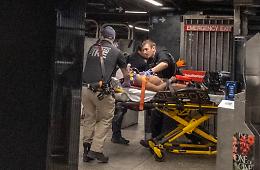 Sangue sulla metropolitana di New York: colpi di machete sui passeggeri, ucciso l'assalitore