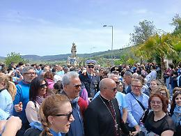 Chiaramonte Gulfi, la Salita di Maria Ss. di Gulfi: fede, corsa e tradizione con il vescovo La Placa tra i devoti