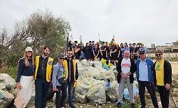 Esercito di volontari pulisce le spiagge: trovati frigoriferi e pneumatici sulla sabbia. Rimosse 4 tonnellate di rifiuti