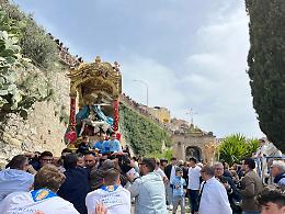 Monterosso, grande festa per l'Addolorata. La comunit&agrave; dei fedeli si &egrave; stretta attorno alla patrona
