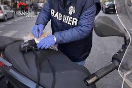 Pusher 17enne bloccato a Piazza Stesicoro: 30 grammi di hashish, una dose di cocaina e 320 euro sequestrati