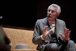 Il piacere dell'onest&agrave;: Pippo Pattavina smaschera le ipocrisie della borghesia