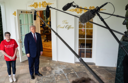 Rider con un panino di McDonald's per la prima volta alla Casa Bianca: l'insolito invito da parte di Trump 