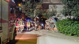 Pauroso schianto nella notte: auto abbatte un palo e vola nella scarpata