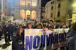 Ucciso davanti al figlio, in migliaia a Massa per Giacomo Bongiorni: fiaccolata con 1.200 candele e un minuto di raccoglimento