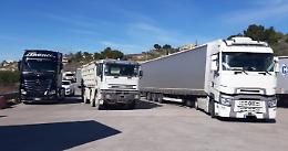 Trasportatori, la protesta &laquo;non si ferma&raquo;. E la Regione annuncia un piano da 25 milioni per il caro carburanti