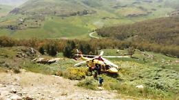 Dramma nei boschi, operaia forestale cade tra le rocce: salvataggio acrobatico dei Vigili del fuoco