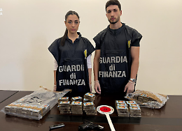 Blitz della Guardia di Finanza a Palagonia: tre arresti, sequestrati oltre 10 chili di hashish e una pistola
