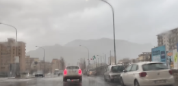 Palermo sott'acqua: automobilista resta bloccato sul tetto della sua Mercedes 