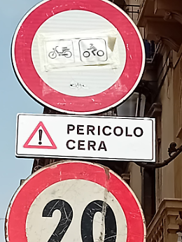 Via Etnea, ancora presente la segnaletica di pericolo per la cera dopo la festa di Sant&rsquo;Agata