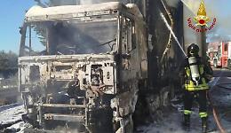 Modica, camion in fiamme sulla Ss 115