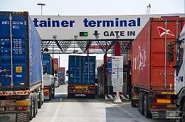 La tregua dei Tir salva i supermercati: Salvini convoca i trasportatori, blocco sospeso 