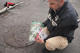 Aveva nascosto droga in un tombino vicino ad una scuola: sorpreso e arrestato