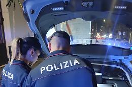 Prova a rubare una grondaia di rame, ma il proprietario lo vede dalla videosorveglianza e chiama la Polizia 