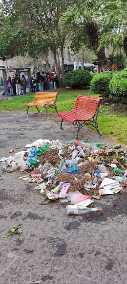 Piazza S. Maria di Ges&ugrave;, Catania: dopo il taglio dell'erba, i rifiuti restano abbandonati