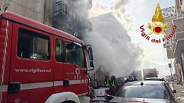 Paura a Picanello: a fuoco un garage, evacuata una palazzina di quattro piani