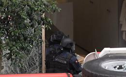 Terrore a Napoli: 25 ostaggi in banca, poi la fuga dei banditi nelle fogne dopo l'apertura della cassaforte  