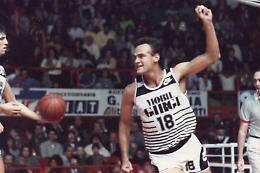 Addio a Oscar Schmidt, la "Mano Santa" che ha cambiato il basket italiano