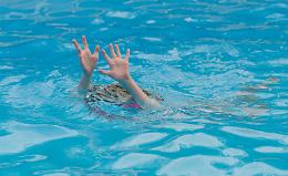 Bimbo di 7 anni muore annegato nella piscina di Suio Terme: ipotesi bocchettone al vaglio degli investigatori