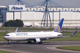Strano ticchettio scatena il caos sul volo United da Chicago a New York: atterraggio d'emergenza a Pittsburgh e indagine FBI